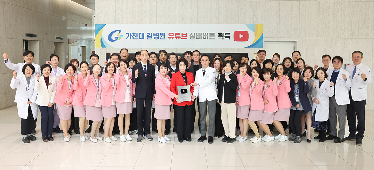 유튜브 실버버튼 획득 기념 단체 사진