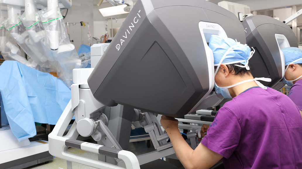 의료진이 로봇수술을 이용한 수술 장면