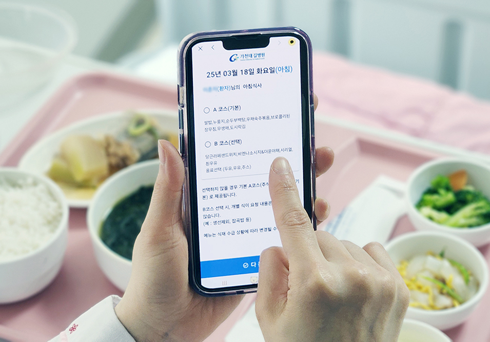 핸드폰을 이용한 식이 선택을 하고있다